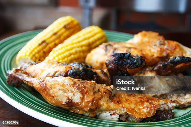 Gegrilltes Hühnchen Mit Mais Cobs Auf Den Hintergrund Stockfoto und mehr Bilder von Brathähnchen