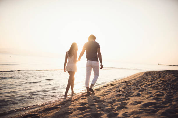 istock Love Couple at the beach 923998550