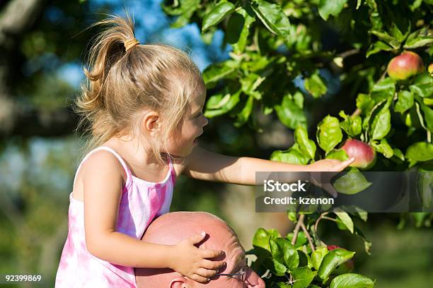 Foto de Isso e mais fotos de stock de Apontar - Sinal Manual - Apontar - Sinal Manual, Criança, Céu - Fenômeno natural