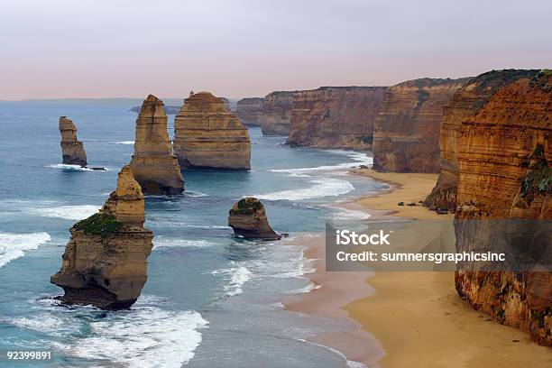 Catena Montuosa Dei Dodici Apostoli - Fotografie stock e altre immagini di Great Ocean Road - Great Ocean Road, Roccia dei Dodici Apostoli, Ambientazione esterna