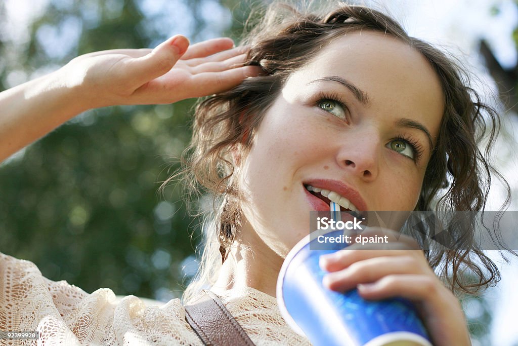 Belle femme boire de l'eau - Photo de Adulte libre de droits