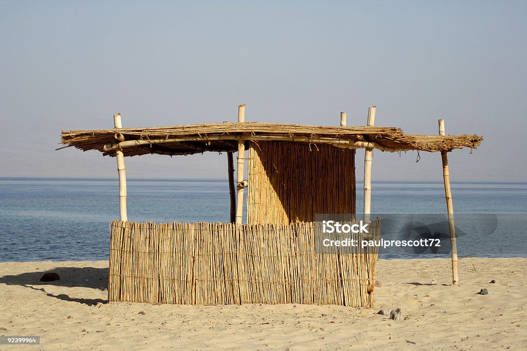 reed cabana na praia, mar vermelho - Foto de stock de Abrigo de Jardim royalty-free