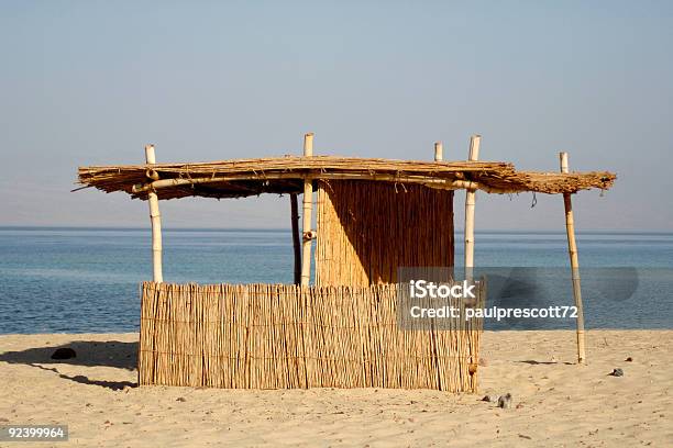 Foto de Reed Cabana Na Praia Mar Vermelho e mais fotos de stock de Abrigo de Jardim - Abrigo de Jardim, Areia, Azul