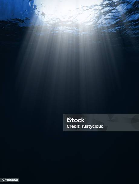 Podwodna Scena Z Promieniami Słońca - zdjęcia stockowe i więcej obrazów Bez ludzi - Bez ludzi, Ciemny, Fotografika