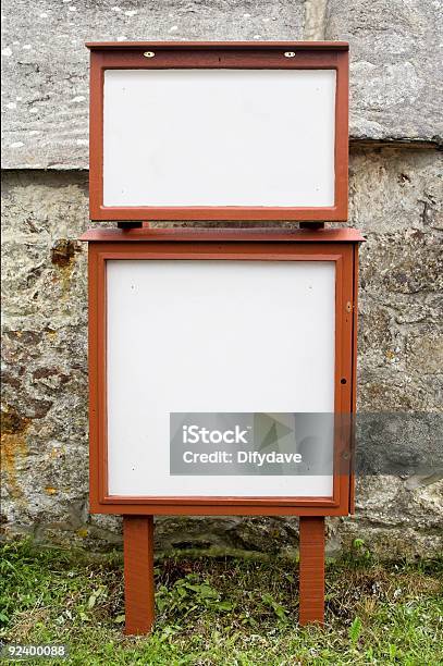 Foto de Village Quadro De Avisos e mais fotos de stock de Branco - Branco, Cena Rural, Coluna de Madeira