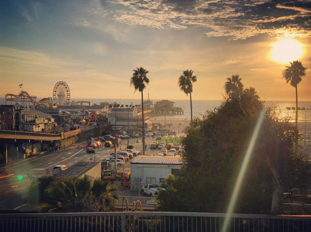 santa monica beach and pier on sunset - santa monica pier santa monica beach night amusement park imagens e fotografias de stock