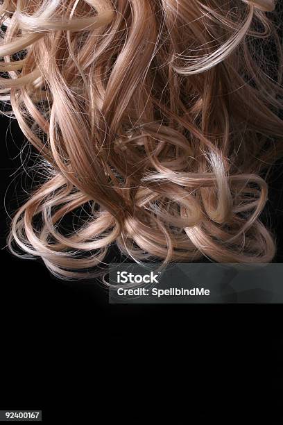 Photo libre de droit de Blonde Boucles banque d'images et plus d'images libres de droit de Cheveux frisés - Cheveux frisés, Adulte, Amour