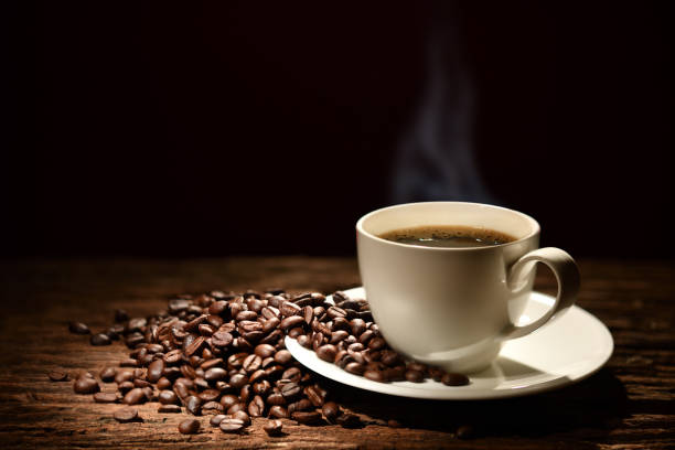 tasse de café en grains fumée et café sur fond noir - old fashioned horizontal black coffee cup photos et images de collection