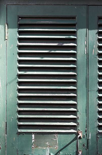 persianas: uma porta louvred - louvred imagens e fotografias de stock