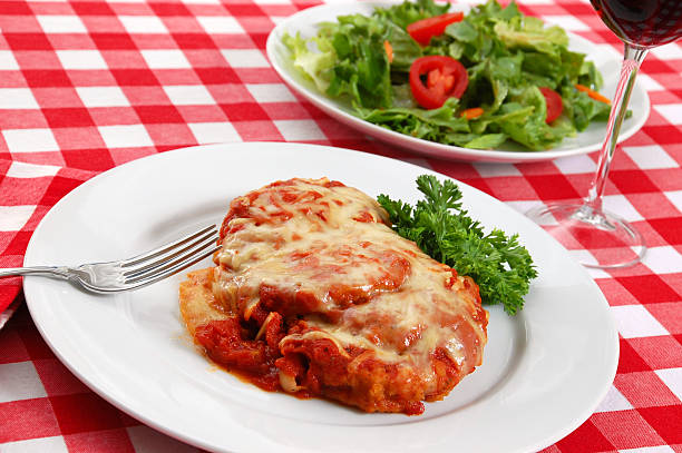 berenjena con berenjenas a la parmesana y ensalada pequeña - aubergines parmesan fotografías e imágenes de stock