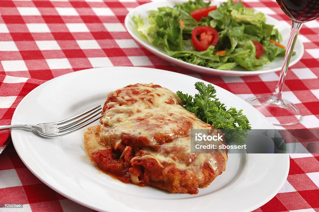 Parmigiana d'aubergine et Salade en garniture - Photo de Aubergine libre de droits