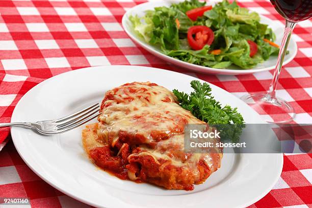 Photo libre de droit de Parmigiana Daubergine Et Salade En Garniture banque d'images et plus d'images libres de droit de Aubergine - Aubergine, Parmesan, Parmigiana