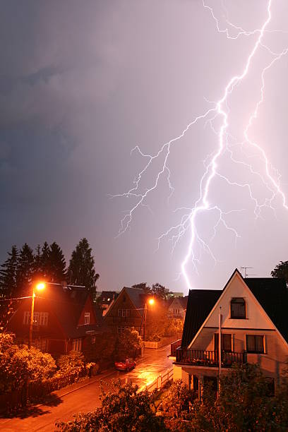 10.800 Fotos, Bilder und lizenzfreie Bilder zu Blitzeinschlag Haus ...