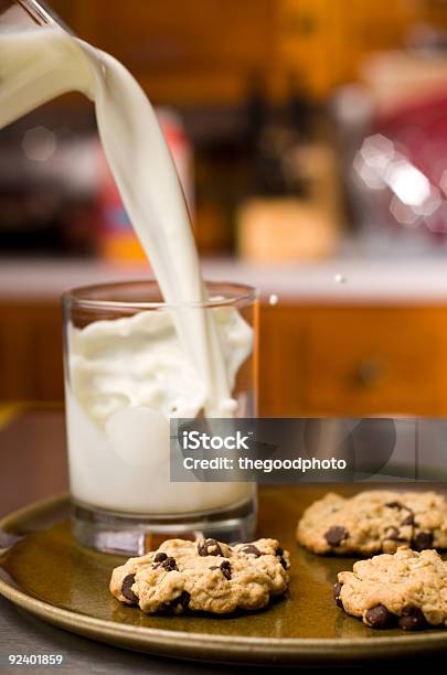 Вкусные Молоко И Печенье — стоковые фотографии и другие картинки Молоко - Молоко, Печенье, Стеклянная посуда