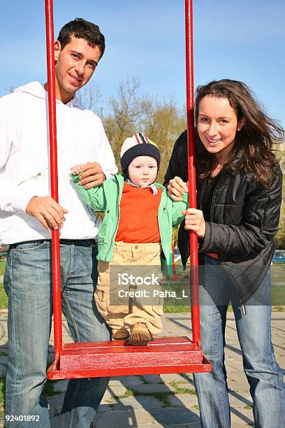 Foto de Família Com O Bebê No Gangorra e mais fotos de stock de Adulto - Adulto, Alegria, Amor