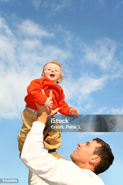 Dziecko W Niebo Na Ręce Ojca - zdjęcia stockowe i więcej obrazów Blond włosy - Blond włosy, Chmura, Chłopcy