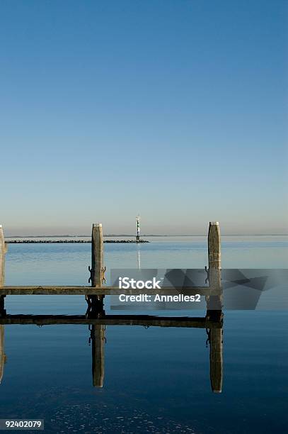 Molo A Lago - Fotografie stock e altre immagini di Acqua - Acqua, Ambientazione esterna, Attraccato