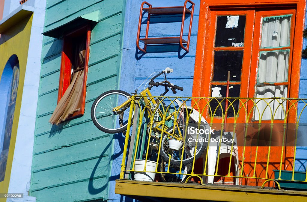 Bicicleta na varanda de casa colorida na Argentina - Royalty-free Alpendre Foto de stock