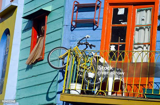 Bicicleta Na Varanda De Casa Colorida Na Argentina - Fotografias de stock e mais imagens de Alpendre - Alpendre, Amarelo, América do Sul