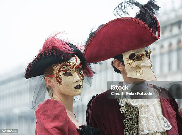 Coppia vestita con costumi e maschere in maschera per il Carnevale di  Venezia, Venezia Italia Foto stock - Alamy
