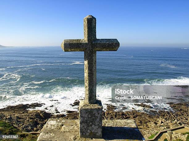 Croce Di Pietra Oltre Atlantico Mare - Fotografie stock e altre immagini di A forma di croce - A forma di croce, Acqua, Ambientazione esterna