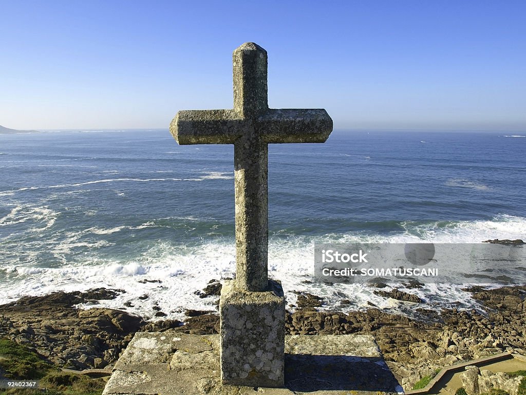 Cruz de pedra no mar do Atlântico - Royalty-free Admirar a Vista Foto de stock