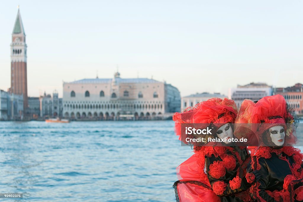 Paar weiblich Venezianische Masken und skyline von Venedig (XXL - Lizenzfrei Blau Stock-Foto