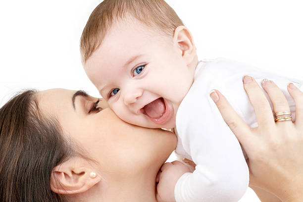 sonriente bebé jugando con madre - baby cute laughing human face fotografías e imágenes de stock