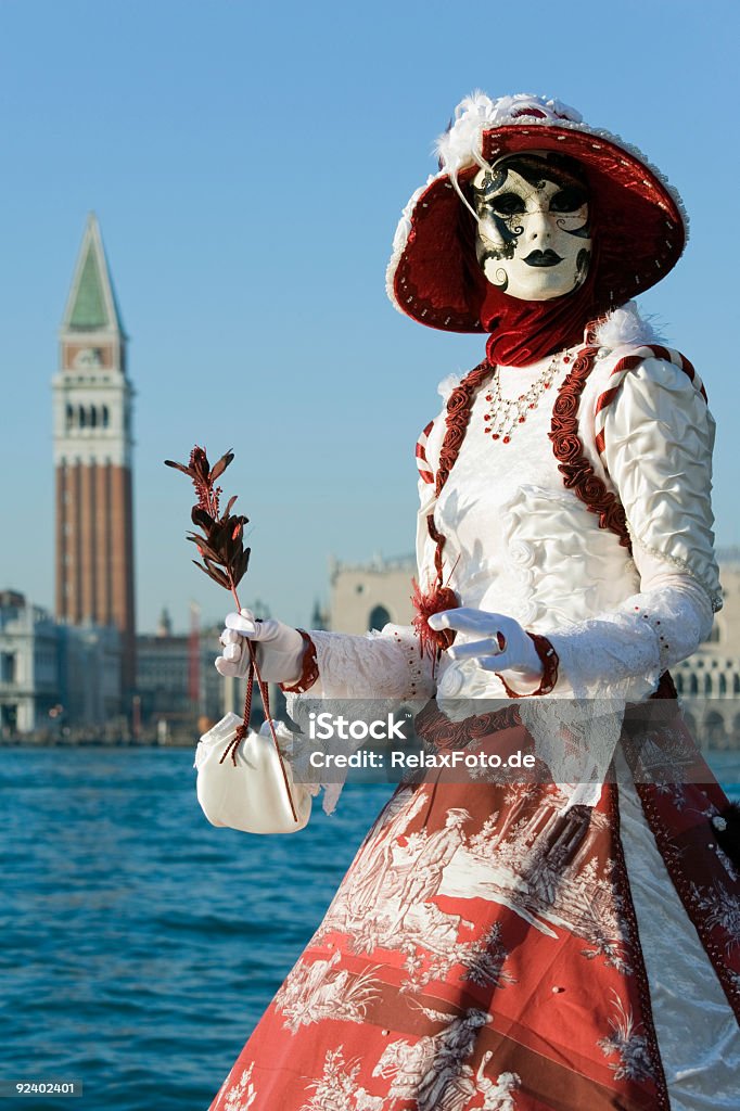 Donna con maschera di Carnevale in costume nella splendida Venezia (XXL - Foto stock royalty-free di Acqua