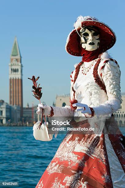 Donna Con Maschera Di Carnevale In Costume Nella Splendida Venezia Xxl - Fotografie stock e altre immagini di Acqua