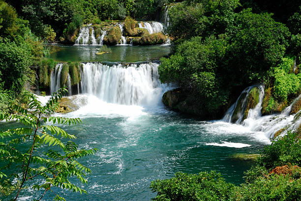 cascata no parque nacional de krka - natural basin imagens e fotografias de stock