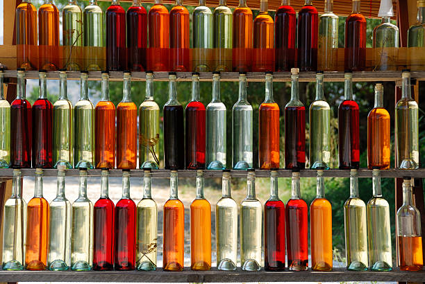 bouteilles de couleur - liqueur photos et images de collection