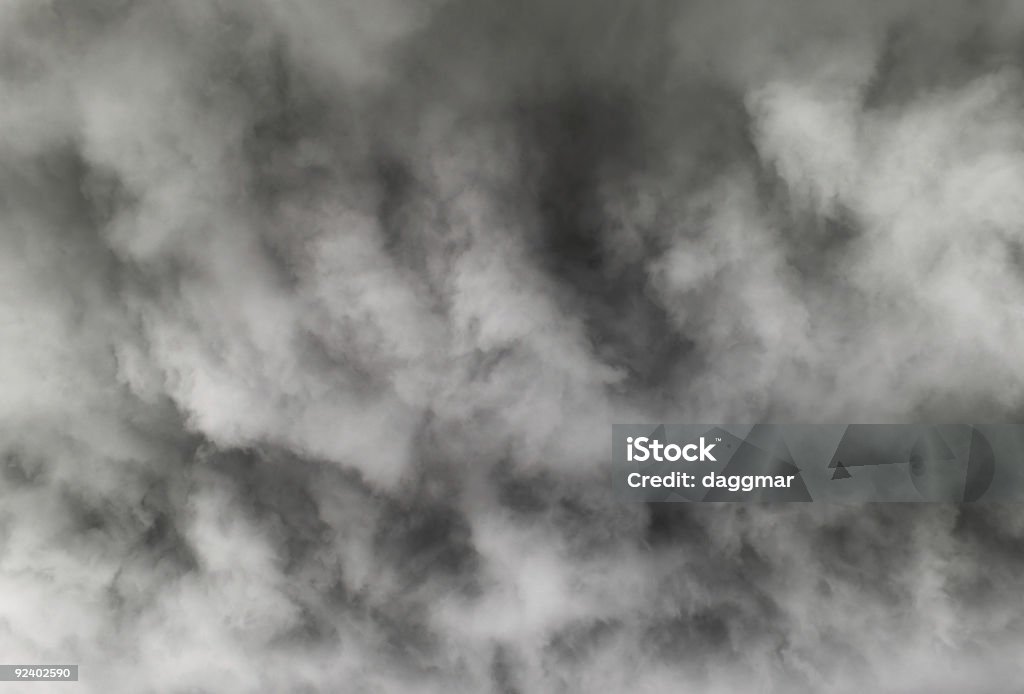 Nuvole scure - Foto stock royalty-free di Bianco e nero