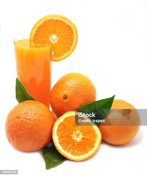 Photo libre de droit de Orange Avec Feuilles Vertes Et Verre De Jus De Fruits banque d'images et plus d'images libres de droit de Agrume