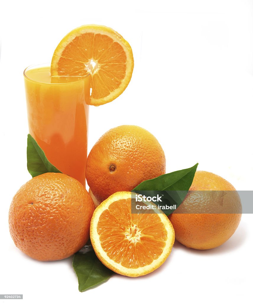 オレンジ、緑の葉とガラスの絞り汁 - かんきつ類のロイヤリティフリーストックフォト