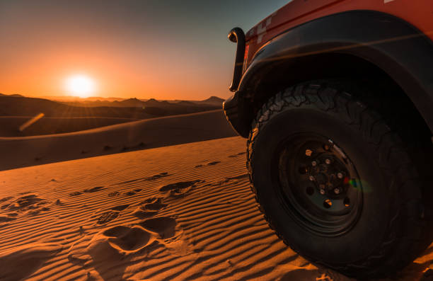 veicolo 4x4, deserto e tramonto - 4x4 rally car racing car desert foto e immagini stock