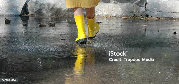 Niño Caminando En La Lluvia Foto de stock y más banco de imágenes de Abrigo - Abrigo, Acera, Agua