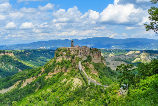 civita di bagnoregio, italien - die stadt, die im sterben liegt - friable stock-fotos und bilder