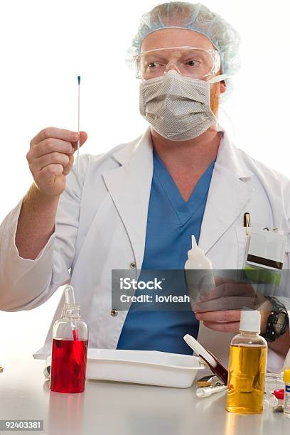 Trabajador De Laboratorio De Las Pruebas Para Sustancias Relacionadas Foto de stock y más banco de imágenes de ADN