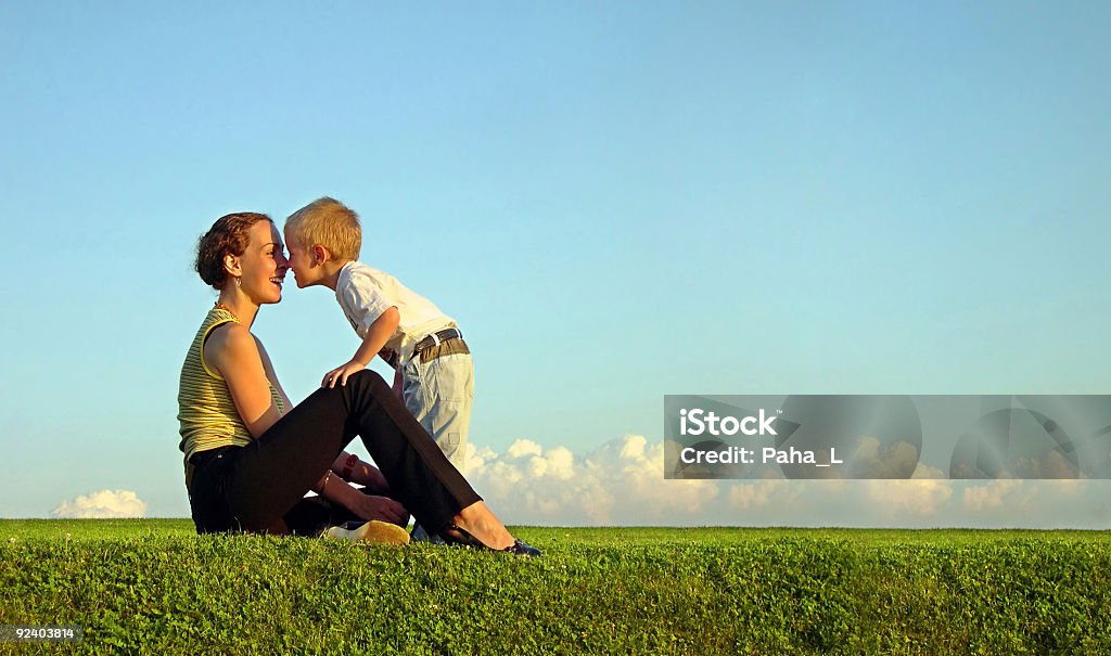 Mãe com o filho no sundown Beijo pelo nariz - Royalty-free Filho Foto de stock