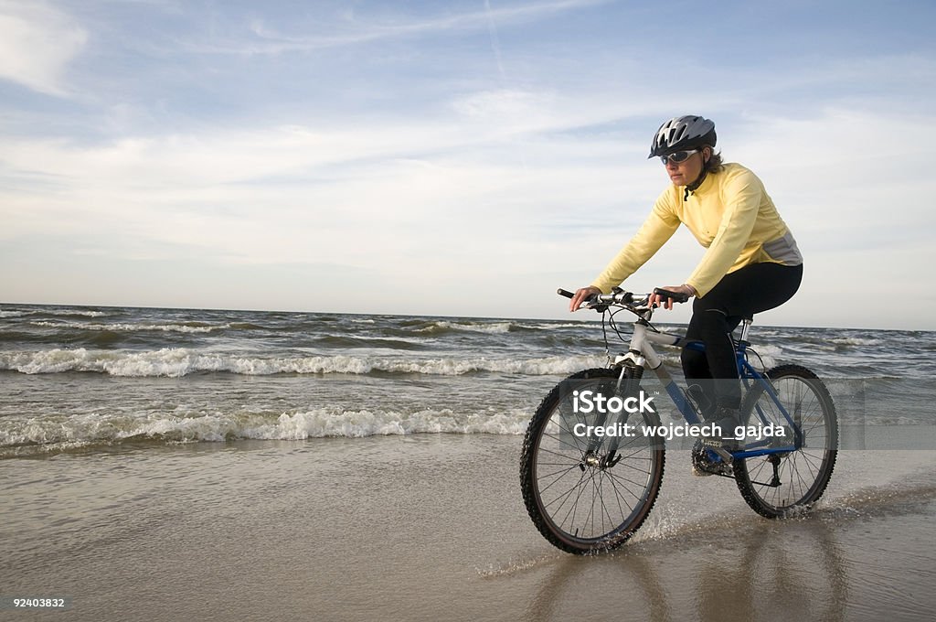 Ciclismo na praia - Foto de stock de Adulto royalty-free