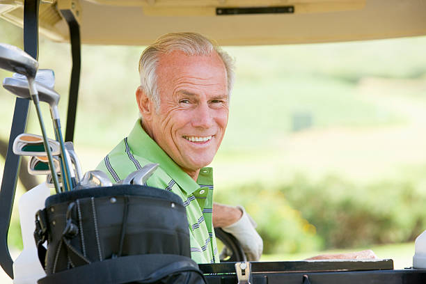 portrait d'un homme de golf - golf hobbies happiness cheerful photos et images de collection