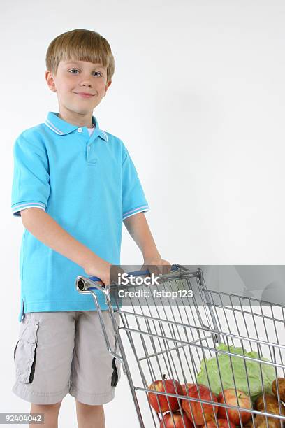 Boy Goes De Compra De Comestibles Foto de stock y más banco de imágenes de Carrito de la compra - Carrito de la compra, Niño, Empujar