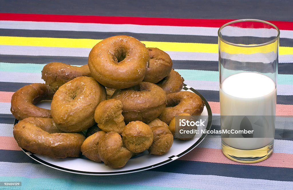 Glaçage beignets fraîchement préparées avec verre de lait - Photo de Aliment confit libre de droits