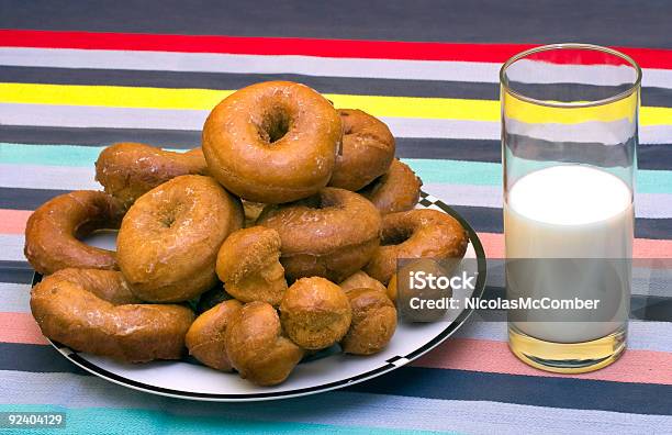 Foto de Donuts Com Glacê Caseiras Frescas Com Copo De Leite e mais fotos de stock de Algodão - Material Têxtil