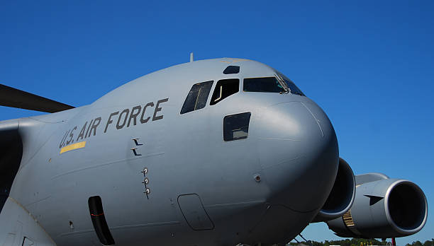 schwere verkehr flugzeug - pilot military air force cockpit stock-fotos und bilder