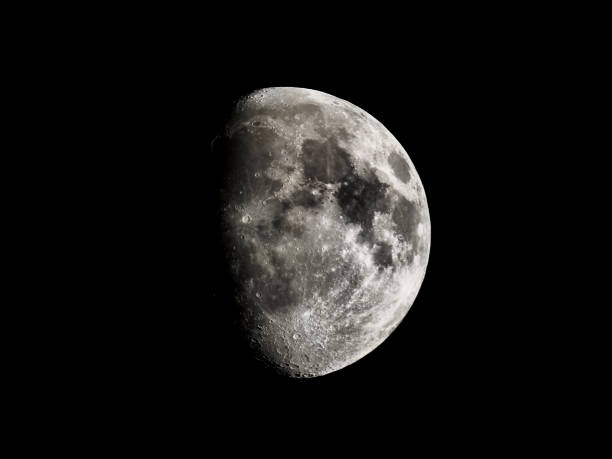 istock High contrast Gibbous moon 924048798