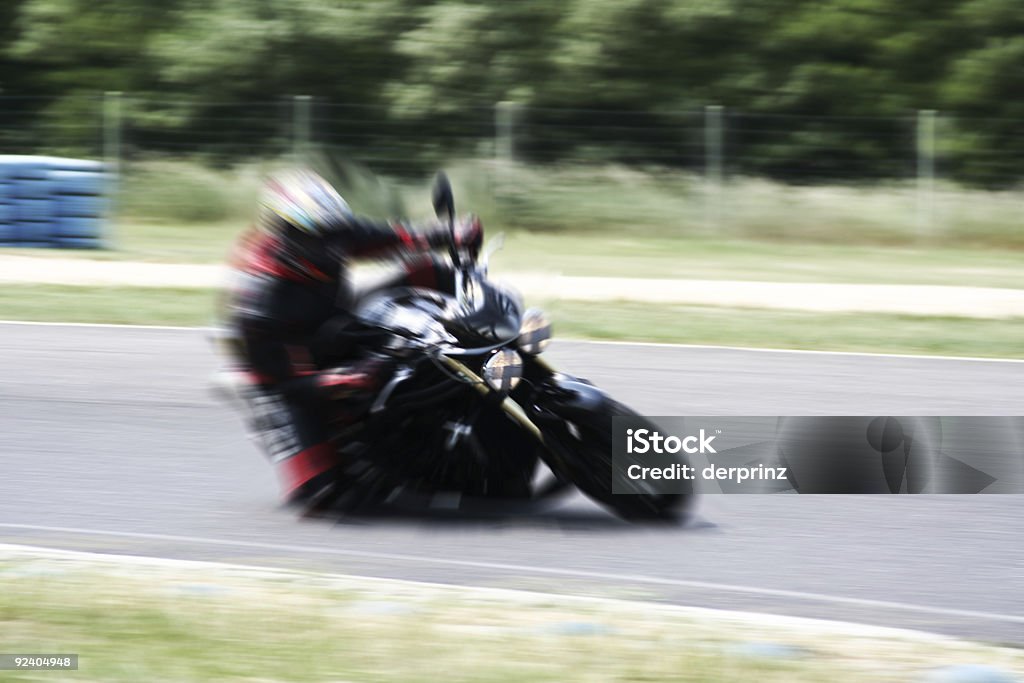 Un dos nageur en vélo sur une piste fermé d'angle - Photo de Casque libre de droits