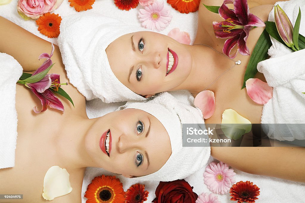 Оздоровитель�ный девочек и цветы - Стоковые фото Альтернативная терапия роялти-фри