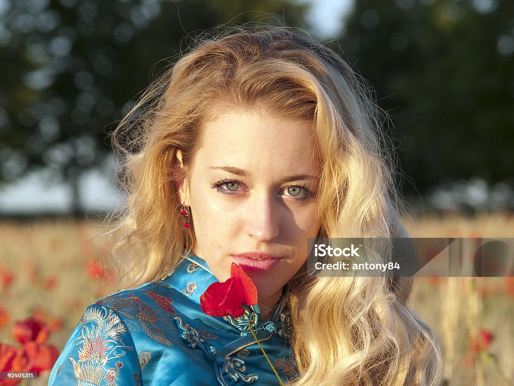 Blonde z poppy - Zbiór zdjęć royalty-free (Kobiety)